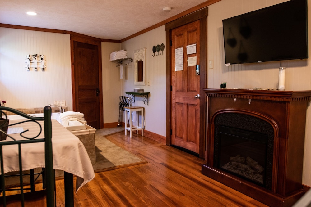 Hemlock Suite photo 2