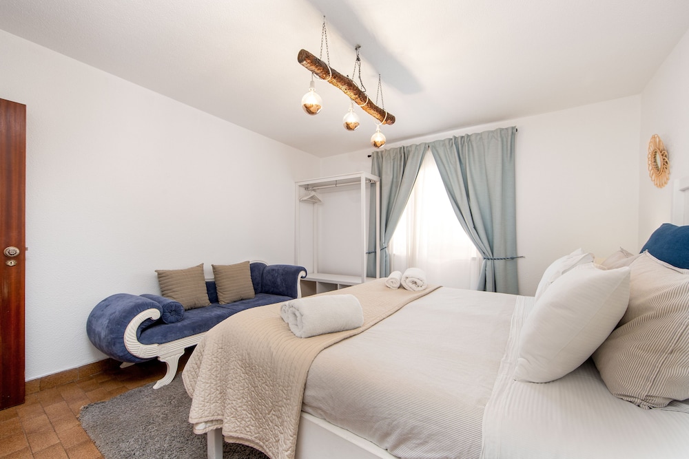 Family Condo, 2 Bedrooms, Pool Access, Beachside (10) photo 2