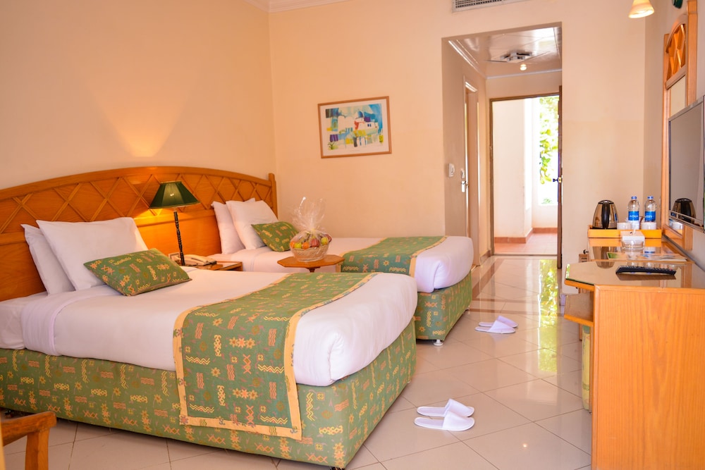 Standard double room pool view - Photo 14