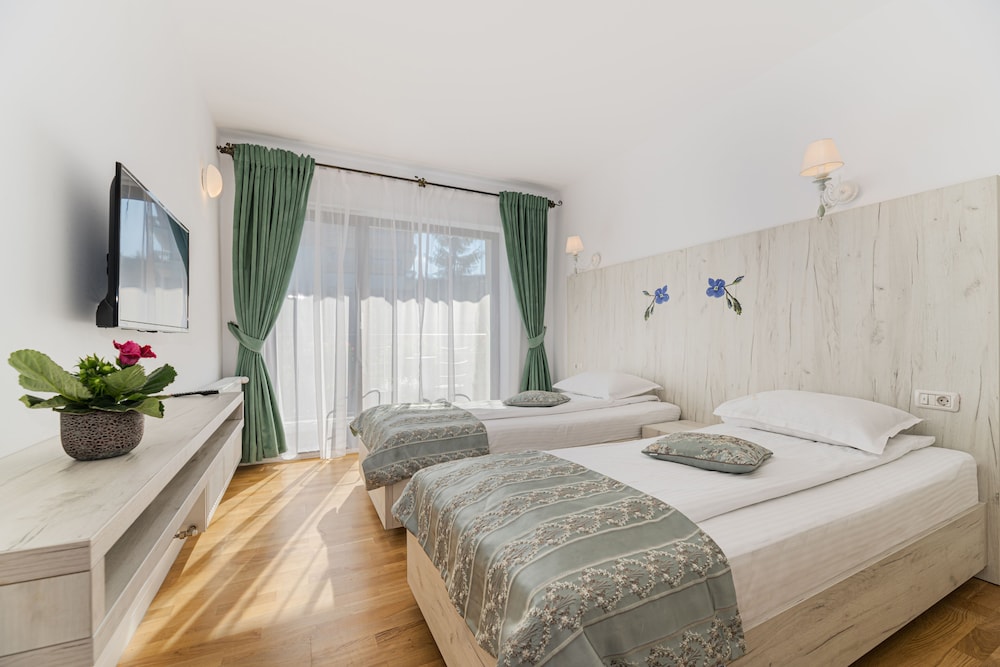 Basic Double or Twin Room, Non Smoking