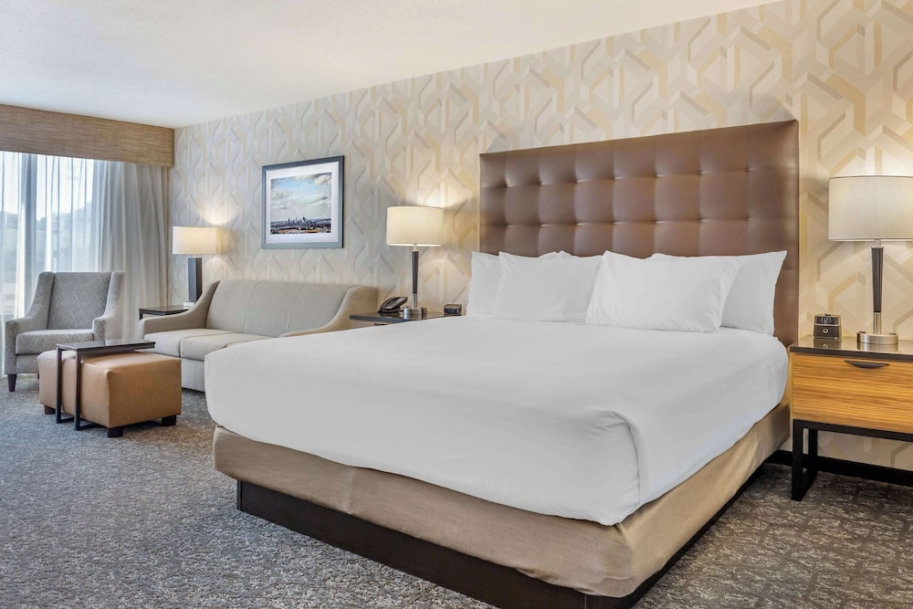 Deluxe Suite, 1 King Bed with Sofa bed, Refrigerator & Microwave (Upper Floor) photo 1