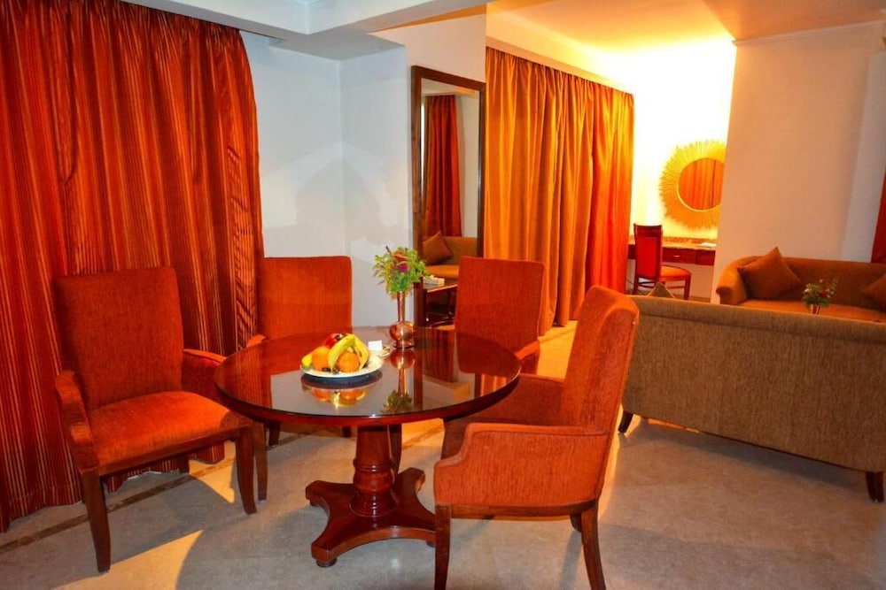 Suite, River View - Photo 2