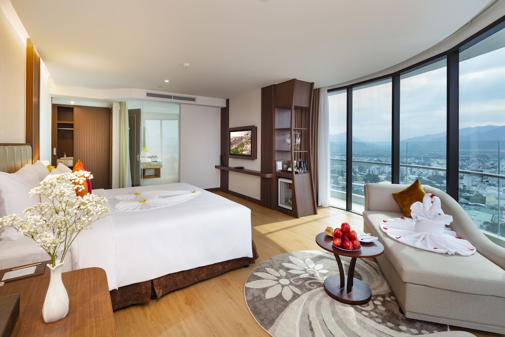 Suite - Photo 1