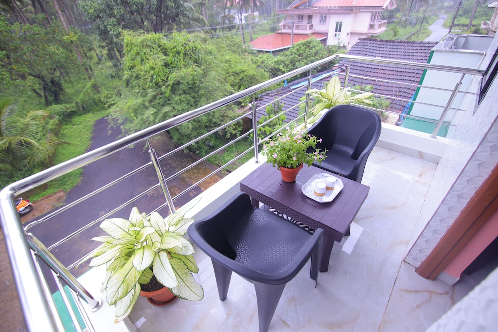 Comfort Studio, 1 Queen Bed, Balcony photo 2