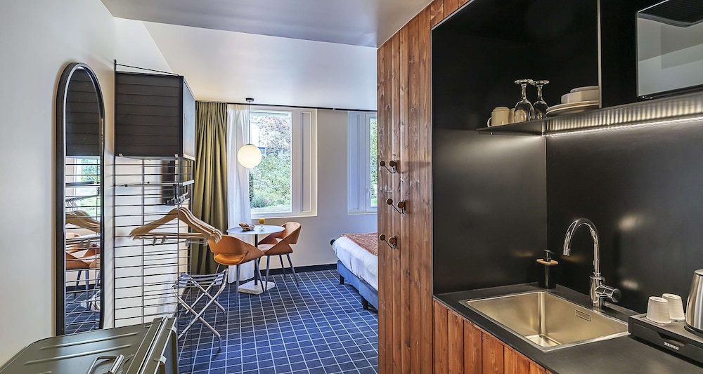 Comfort Room, 1 Queen Bed, Non Smoking, Kitchenette - Photo 6