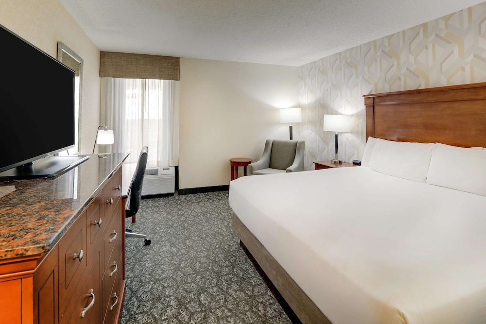 Deluxe Room, 1 King Bed with Sofa bed, Refrigerator & Microwave (Upper Floor) photo 2