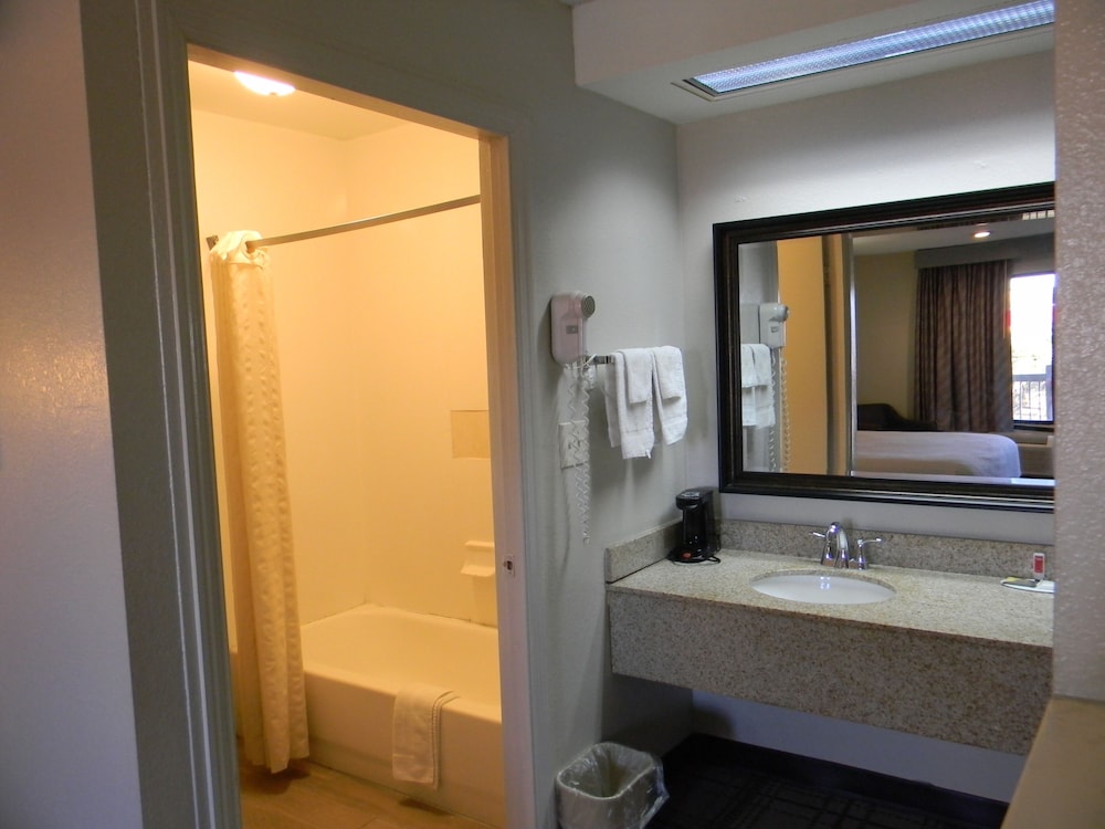 Studio Suite, 1 King Bed, Smoking - Photo 1