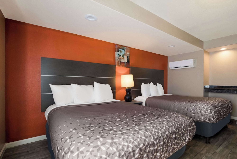 Suite 2 double beds non-smoking - Photo 1