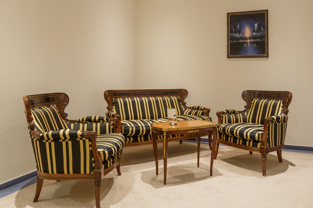 Family Room - Photo 2