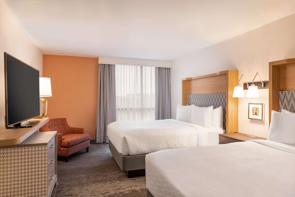 Suite, 2 Queen Beds - Photo 2