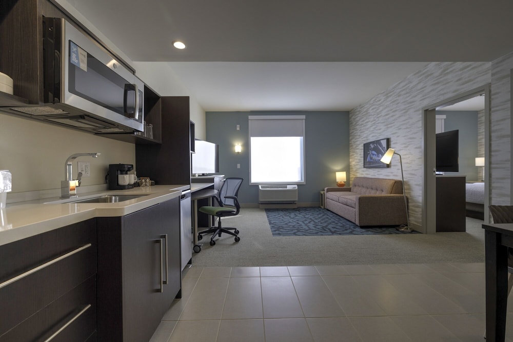 Suite, 1 King Bed, Accessible (Hearing) - Photo 3