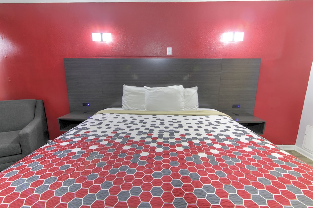 Standard Room, 1 King Bed, Smoking - Photo 3