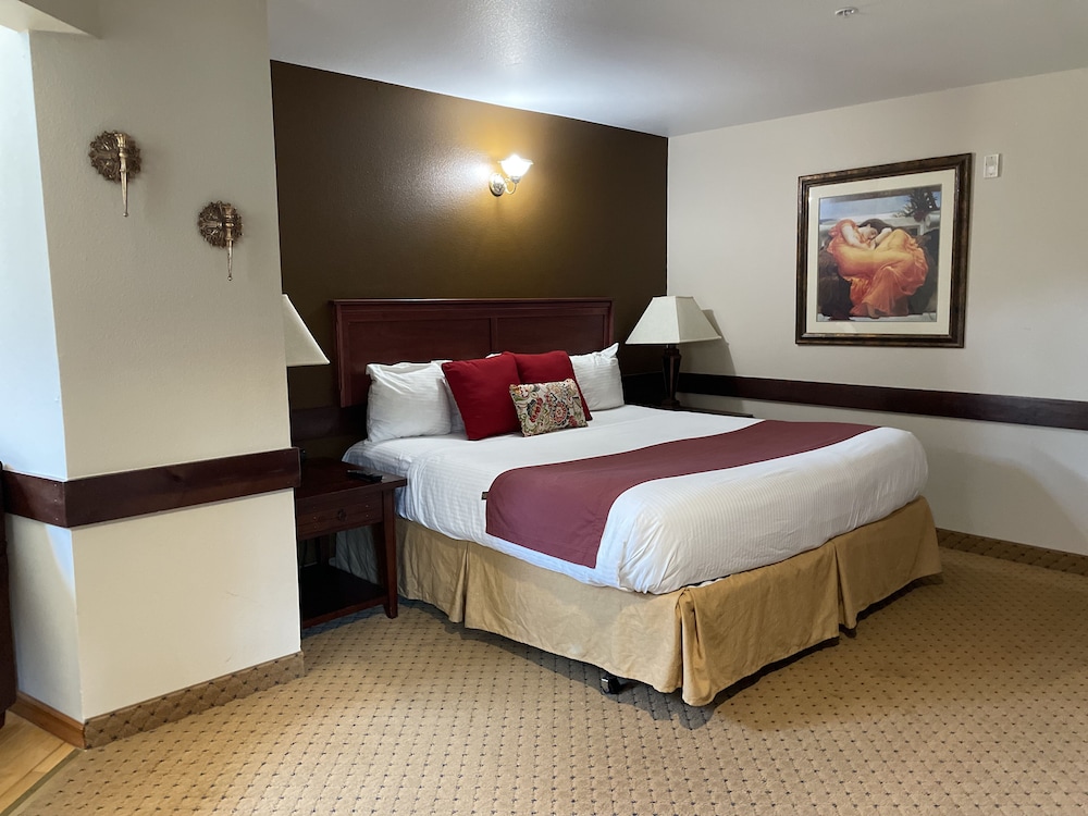 Suite, 1 King Bed, Hot Tub photo 2