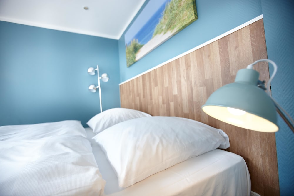 Standard Room, 3 Twin Beds thumbnail 5
