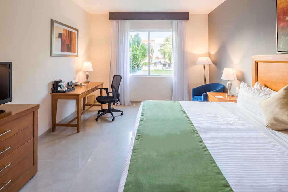 Superior Room, 1 King Bed, Non Smoking - Photo 6