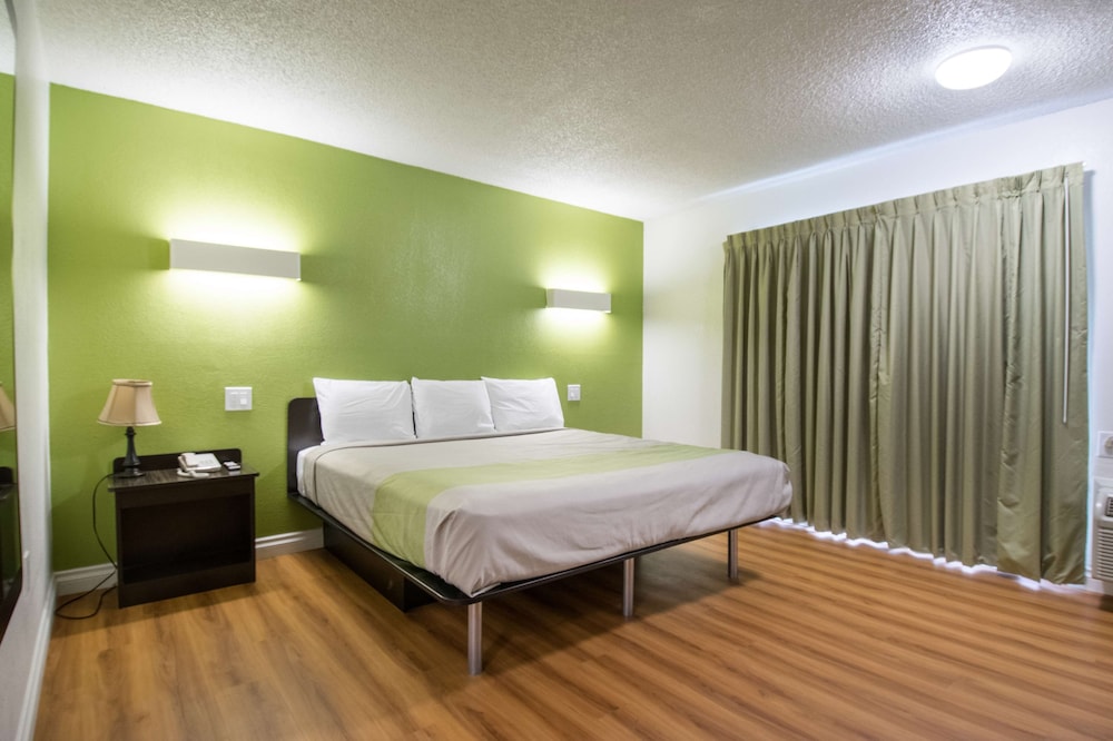 Standard Room, 1 King Bed, Non Smoking, Refrigerator & Microwave - Photo 4
