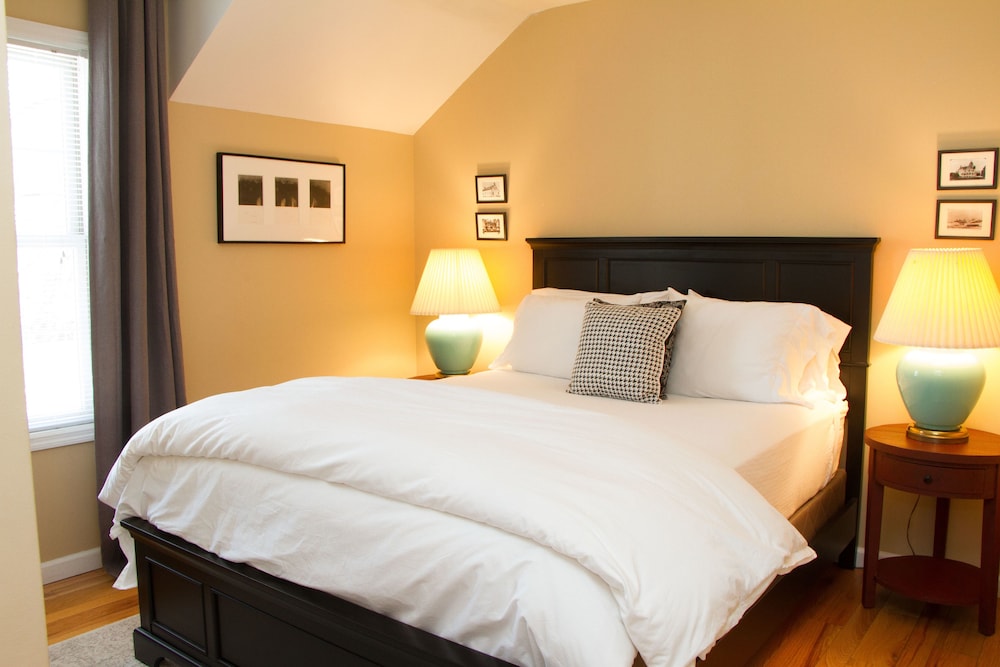 Deluxe Suite, 2 Bedrooms (The Dutchess Suite)