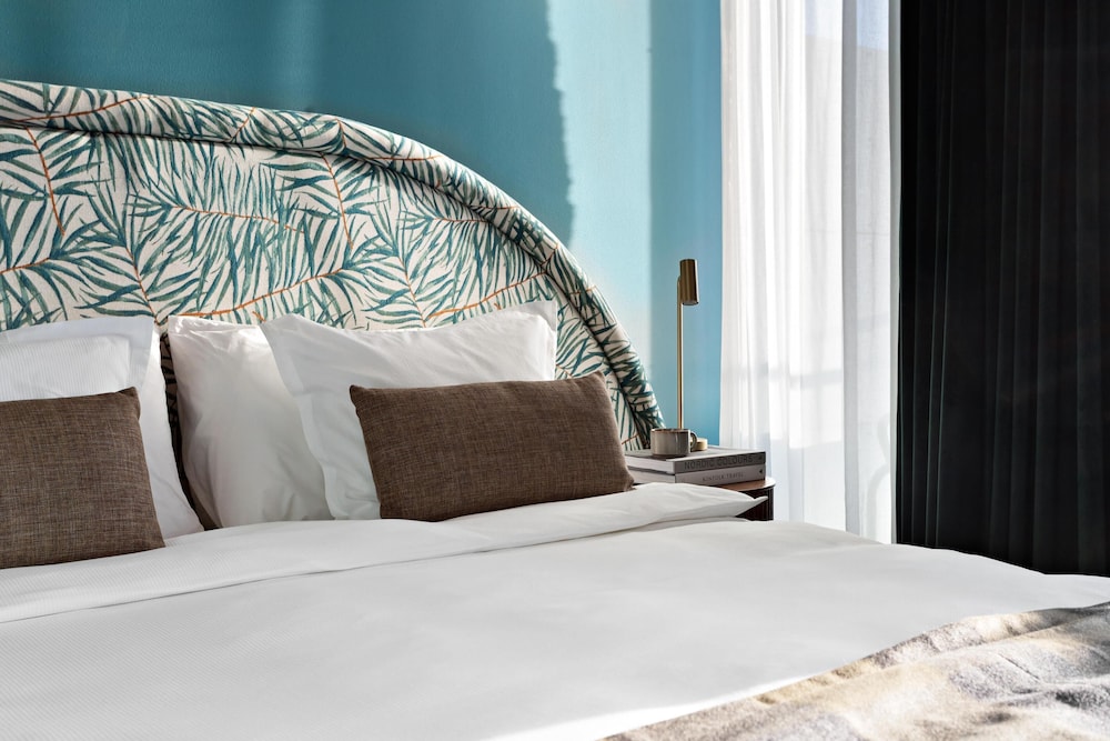 Junior Suite, 1 King Bed, Balcony, Sea View