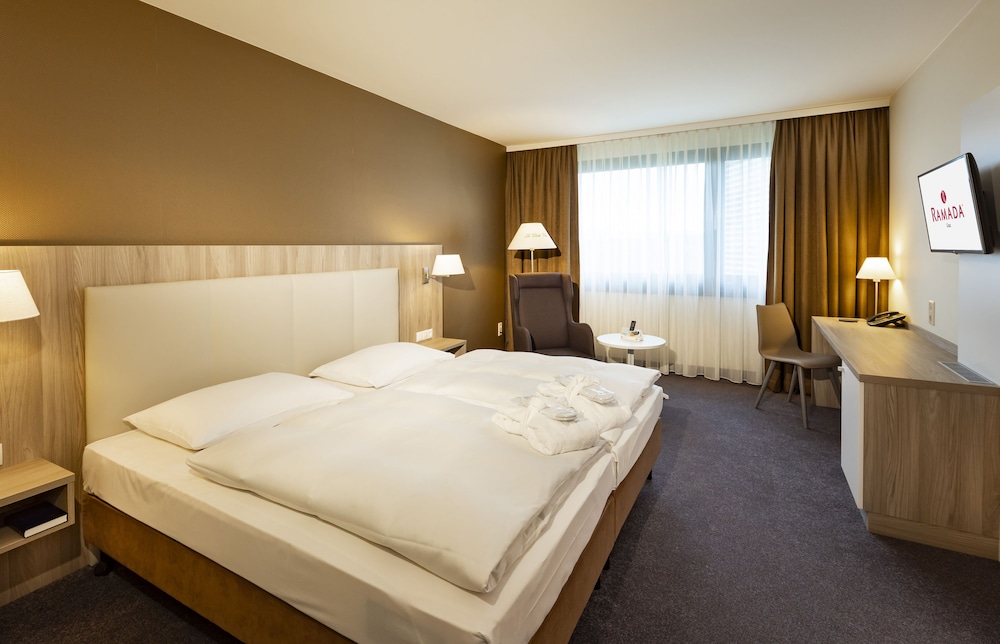 Room, 1 King Bed, Non Smoking photo 3