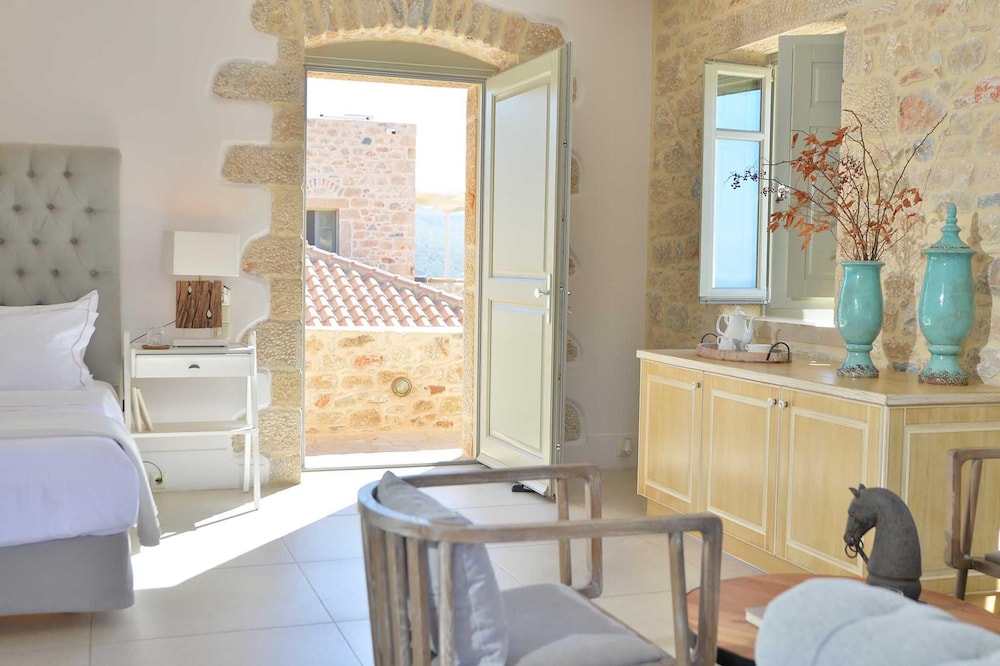 Deluxe Suite, Sea View - Photo 16