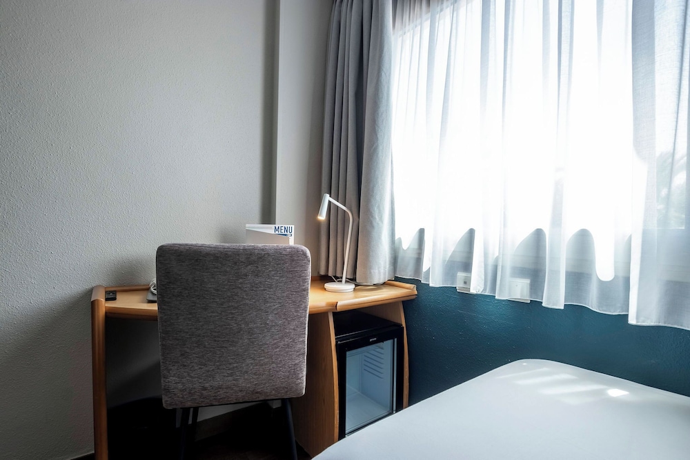 Room - Photo 16