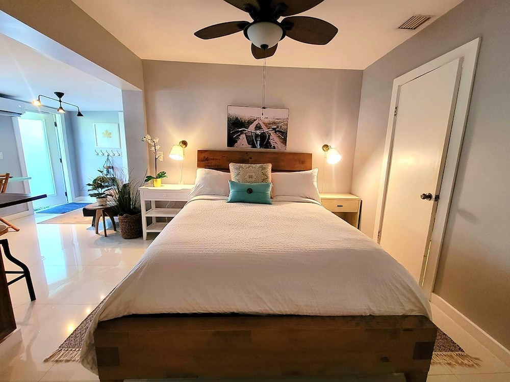 Lovely and comfy Studio, 1 Queen bed, 1 twin sofa bed, non smoking  (no pool access) photo 1