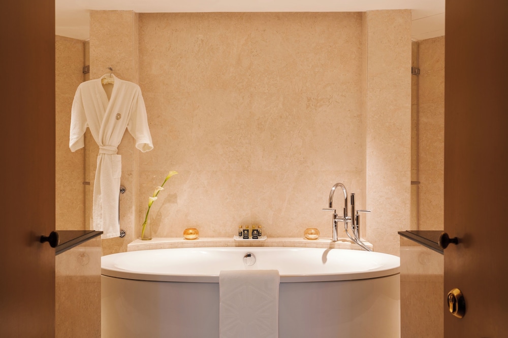 Signature Suite, 1 King Bed, Sea View
