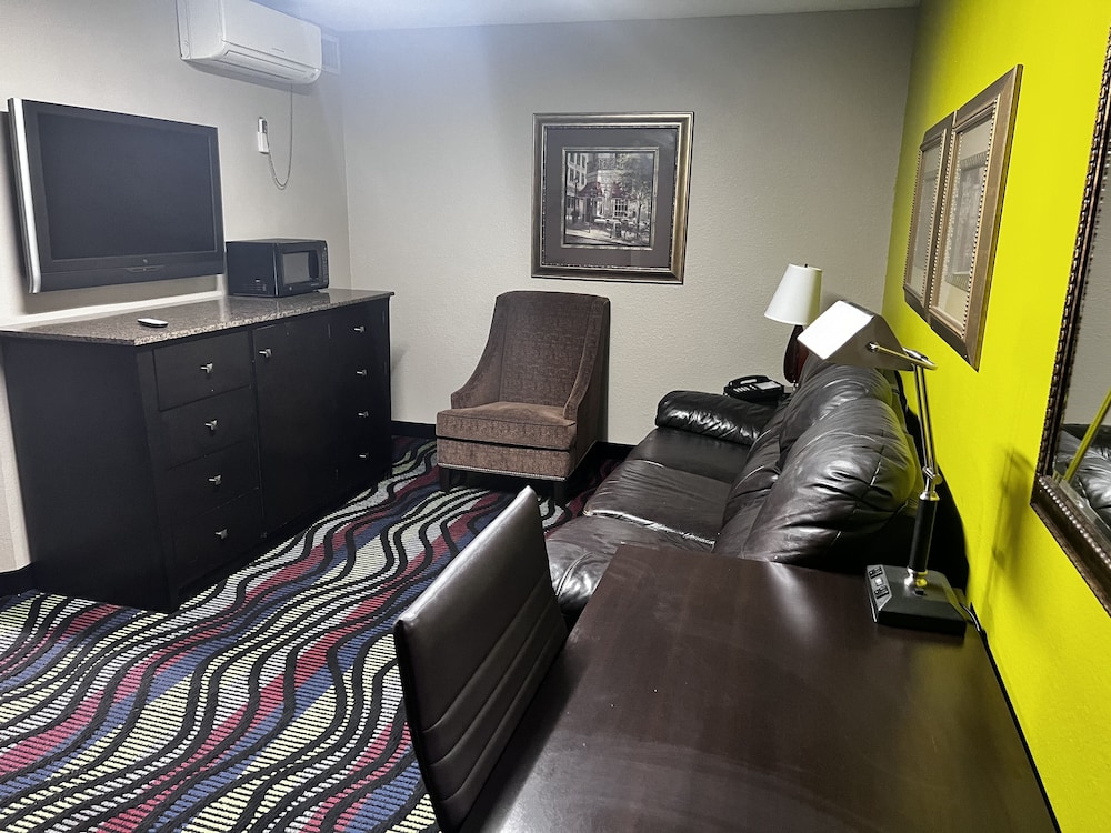 Standard Suite, 1 King Bed photo 3