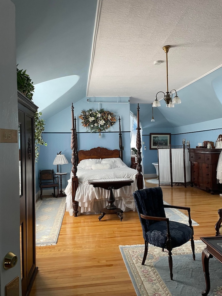 Honeymoon Suite, Ensuite (Queen's Room) photo 2