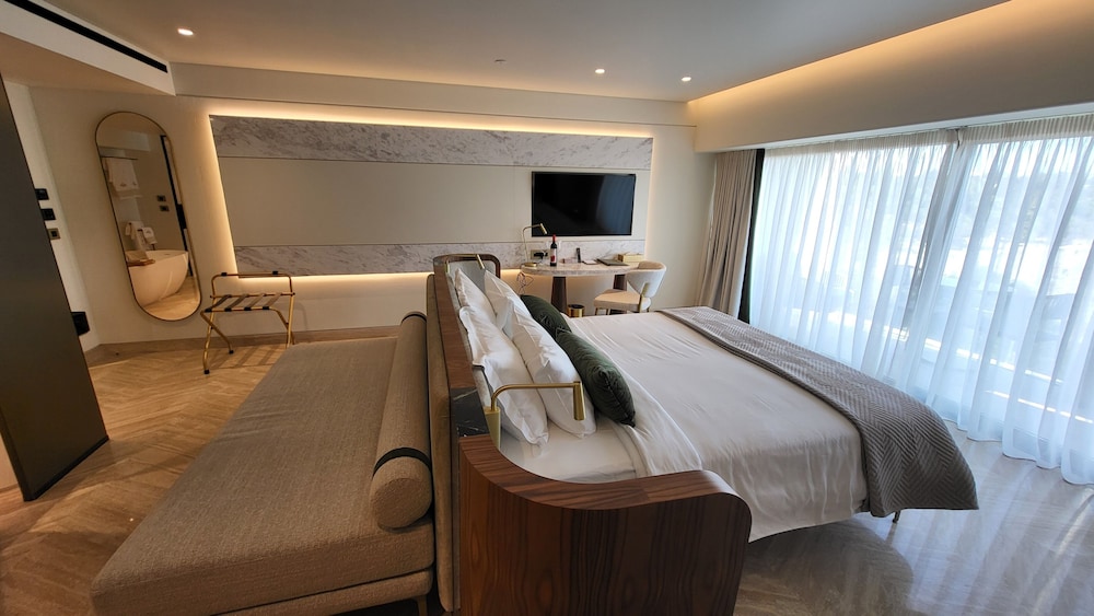 Premium Panorama Suite with Balcony & Temple View