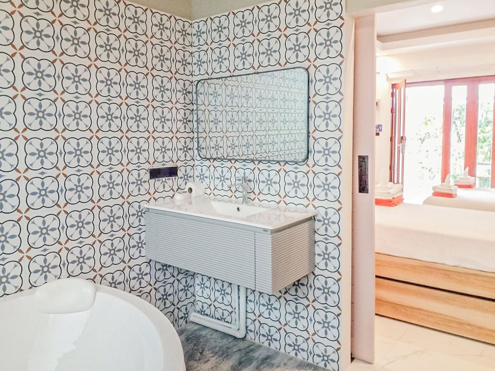 Suite with Jacuzzi and Garden photo 3