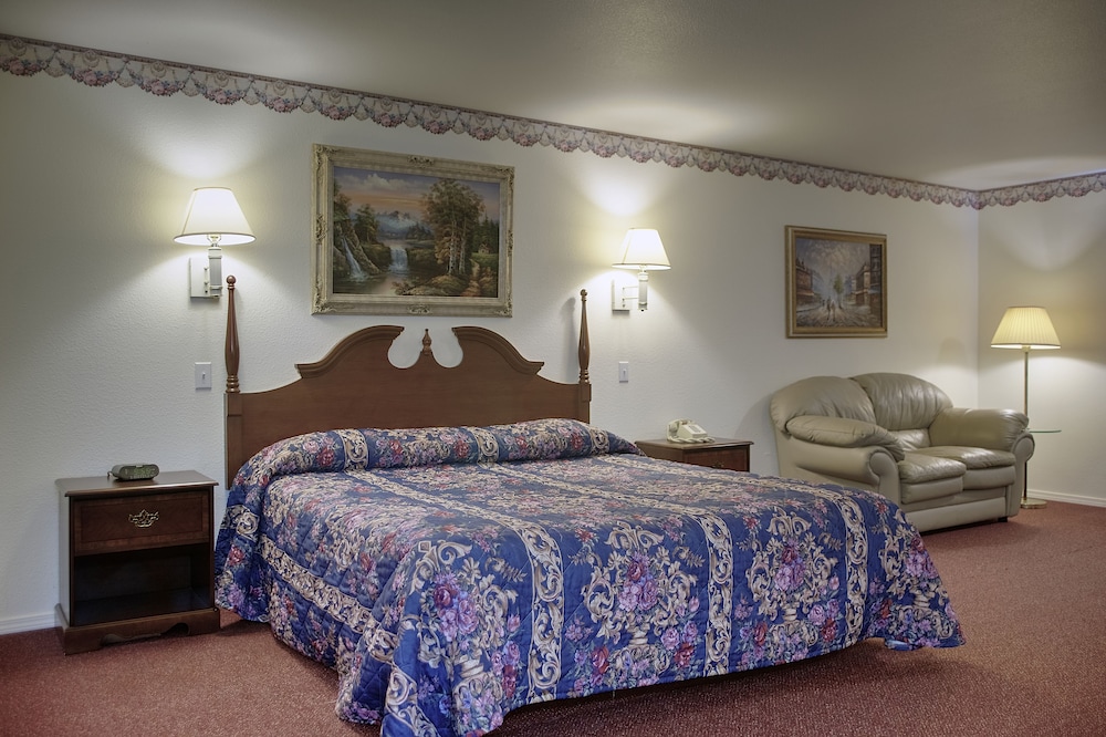 One King Bed with Electric Fire place, Refrigerator & Microwave photo 1