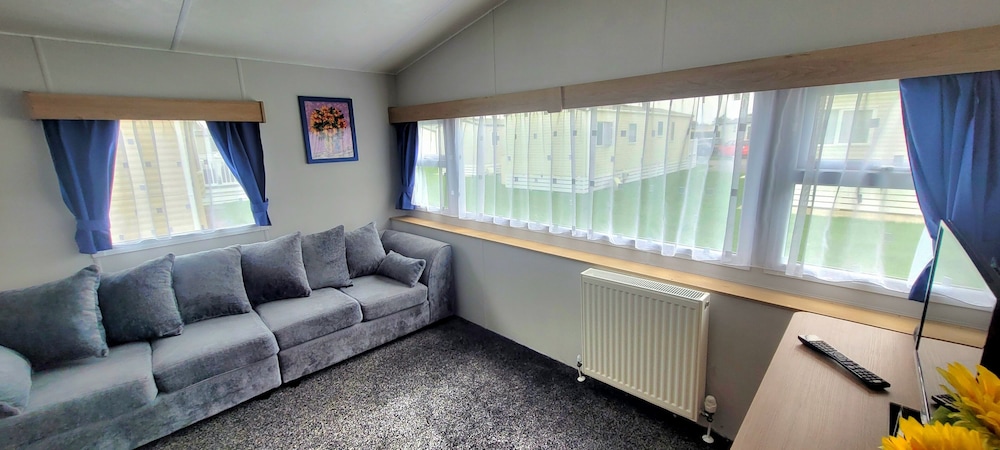 House, 3 Bedrooms, Lake View