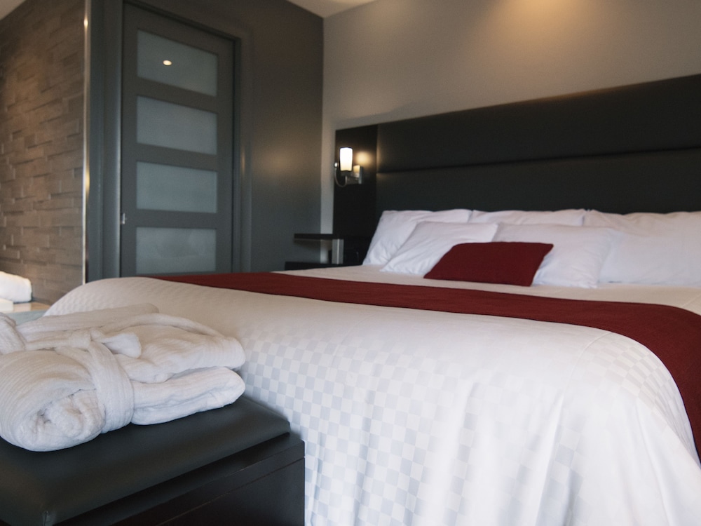Signature Room, 1 King Bed, Non Smoking, Jetted Tub photo 2