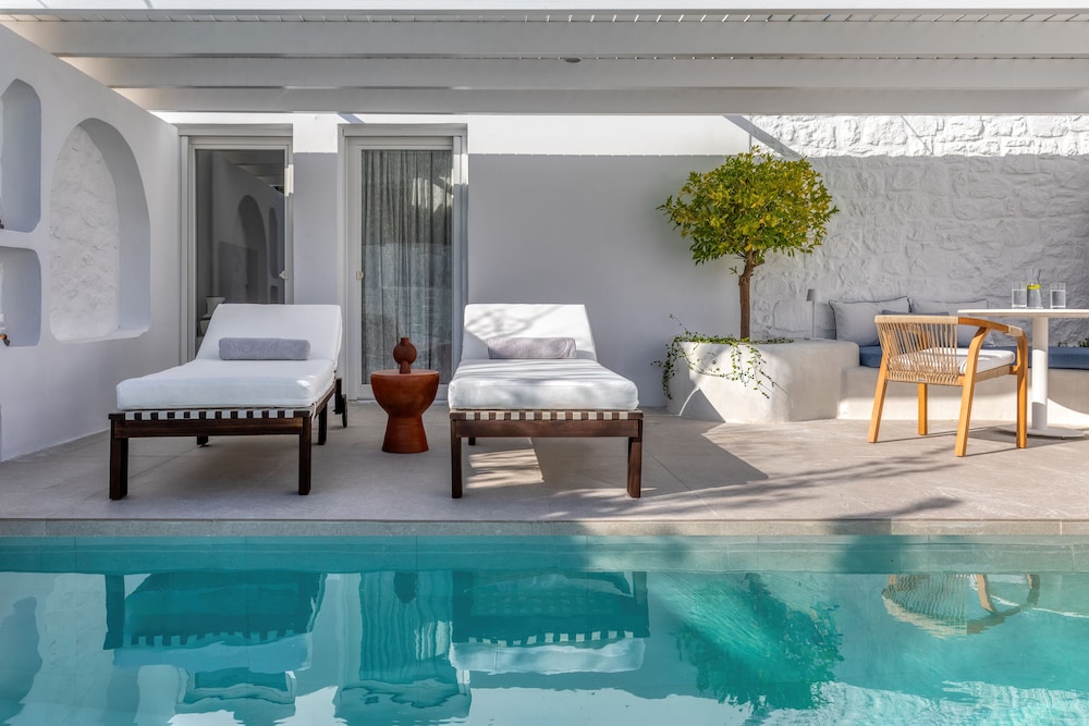 Grand Room, 1 King Bed, Poolside (View) thumbnail 5