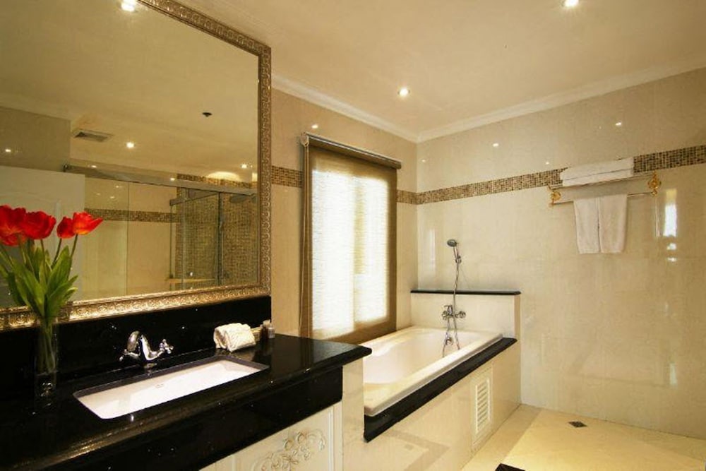 Suite, 2 Bedrooms - Photo 9