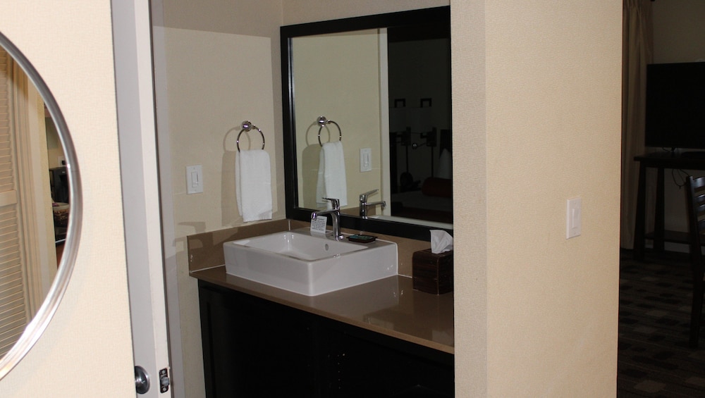 Suite, Non Smoking, Kitchen (3 Queen Beds) - Photo 10