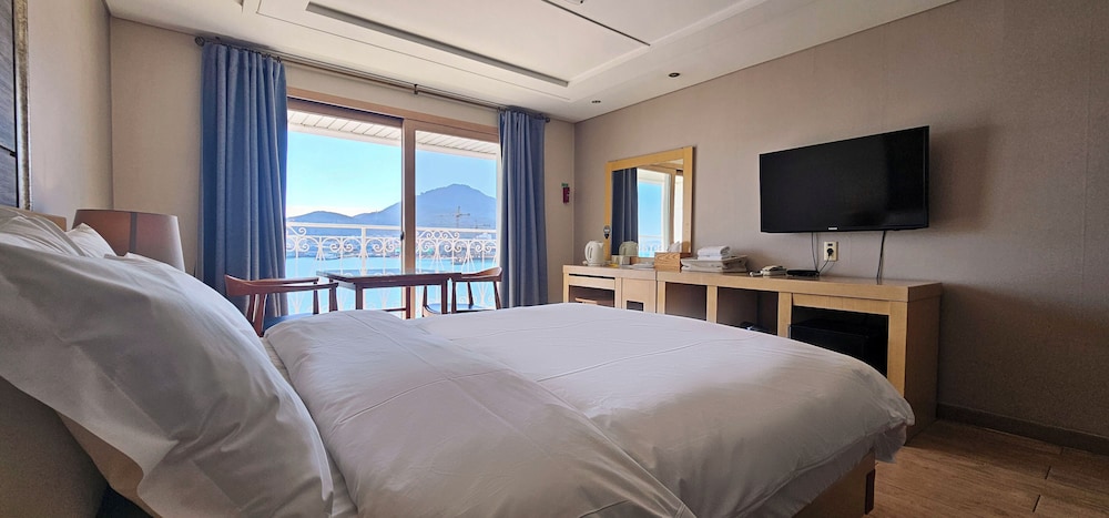 Deluxe Double - Balcony, Ocean Harbor View (Twin Bed Not Available) photo 2