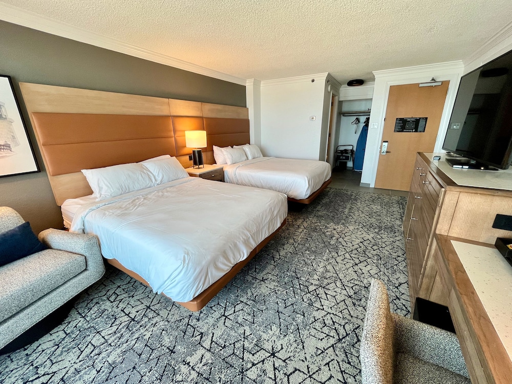 Room, 2 Queen Beds, Balcony, Partial Ocean View - Photo 6