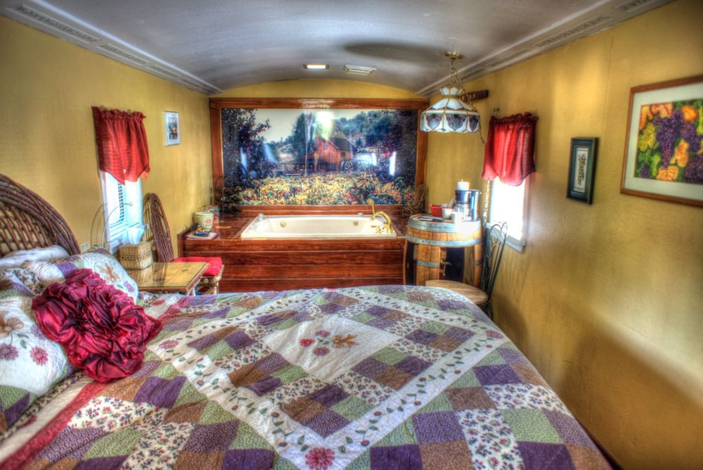Standard Cabin, Private Bathroom (Wine Country Caboose) photo 1