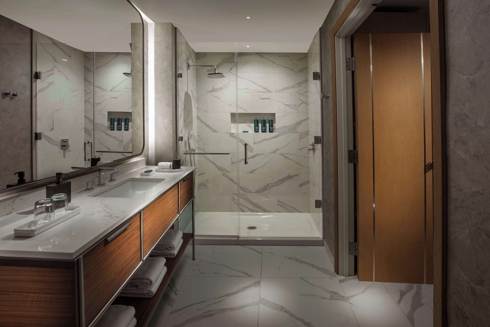 Suite, 1 Bedroom (Racetrack View)