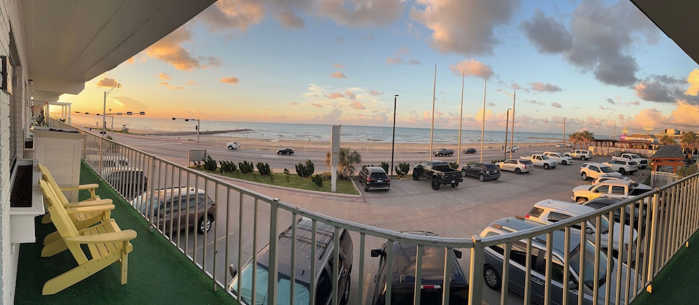 Deluxe Room, 2 Queen Beds, Beach View photo 1