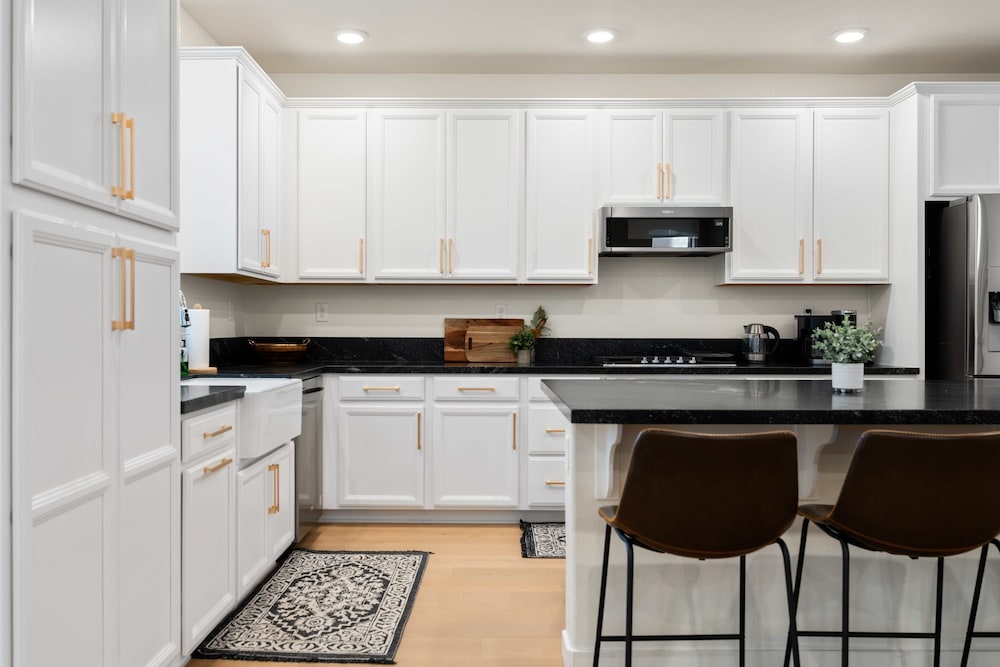 Modern 4BR Home Nr Airport DT w Fire Pit, Billede 67