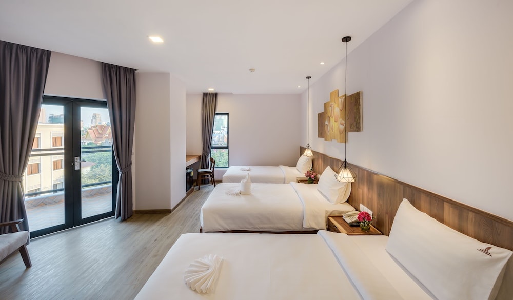 Deluxe Triple Room, 3 Twin Beds, City View photo 3