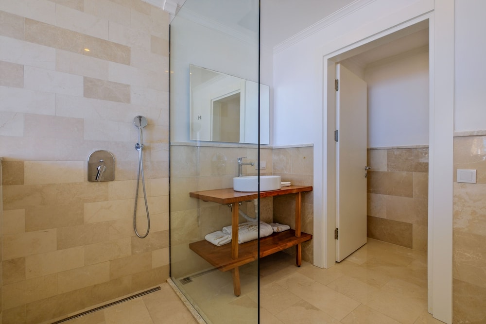 Executive Suite - Photo 7