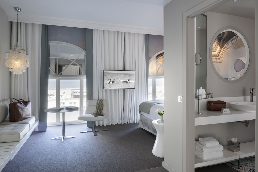 Chambre Deluxe, 1 très grand lit, vue mer (Sea or Harbor View)