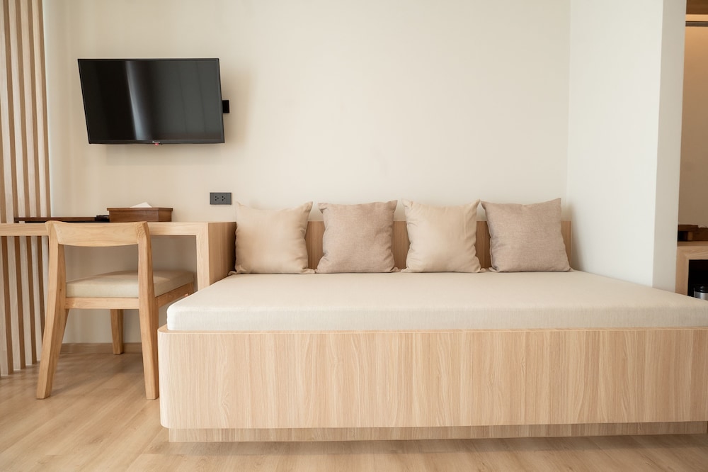 Deluxe King Bed Room - Photo 10