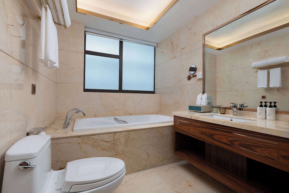 Executive Room, 1 King Bed, Non Smoking photo 2