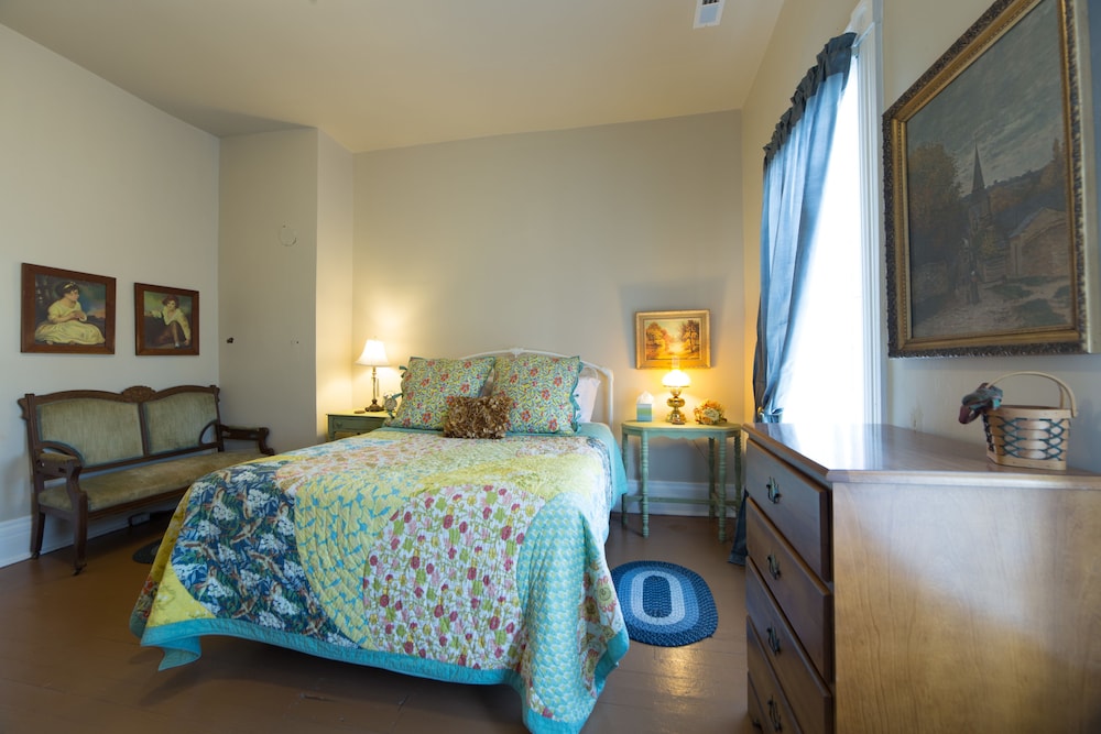 Room, Private Bathroom (Seven)