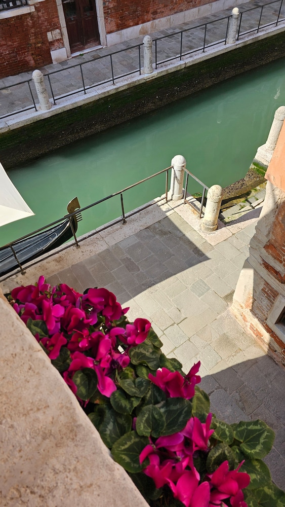 Superior Double or Twin Room, Canal View photo 2